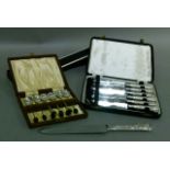 A set of silver handled Kings pattern tea knives in a fitted case and King's pattern cake knife,