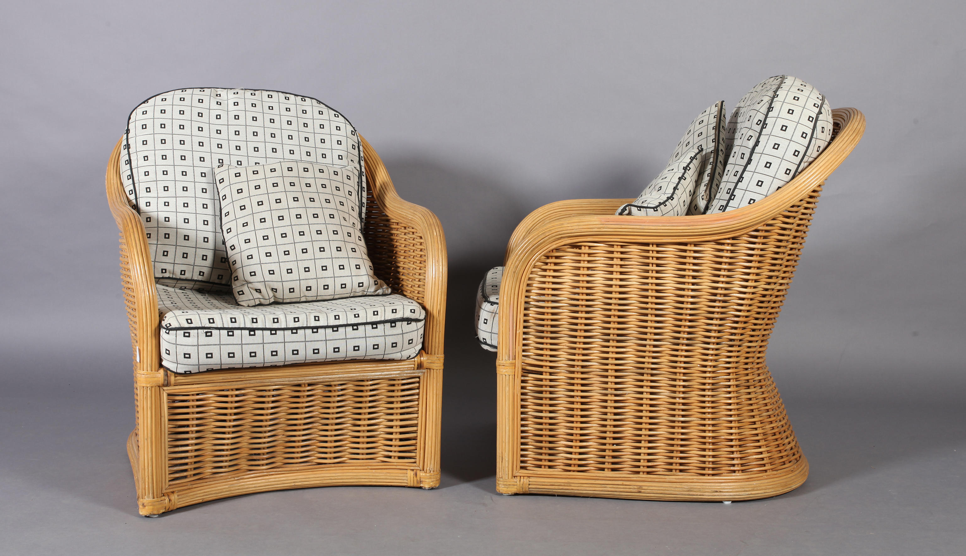 A pair of wicker elbow chairs with loose cushions - Image 2 of 5