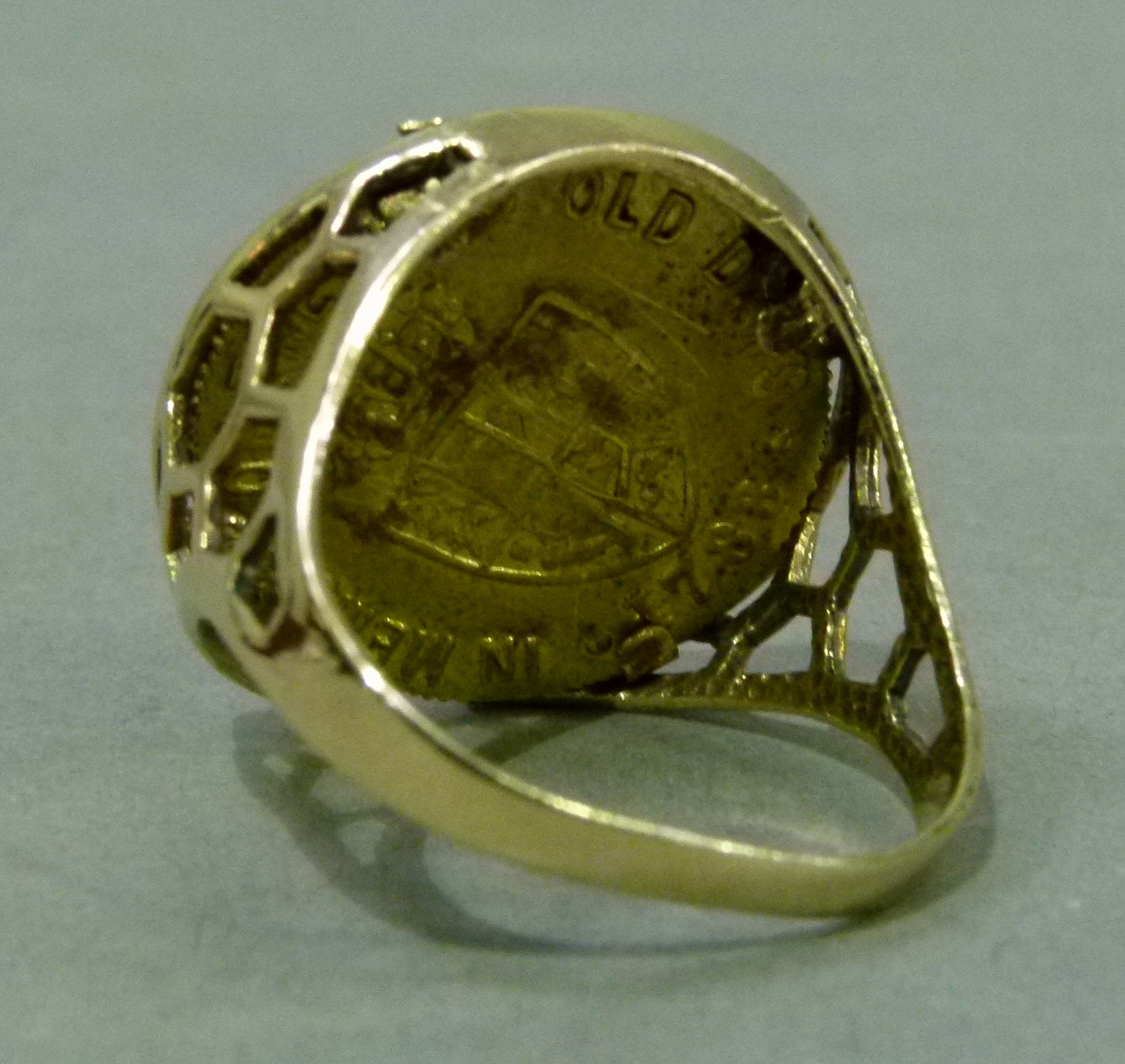 A coin ring mount in 9k gold at fault holding a base metal token - Image 2 of 2