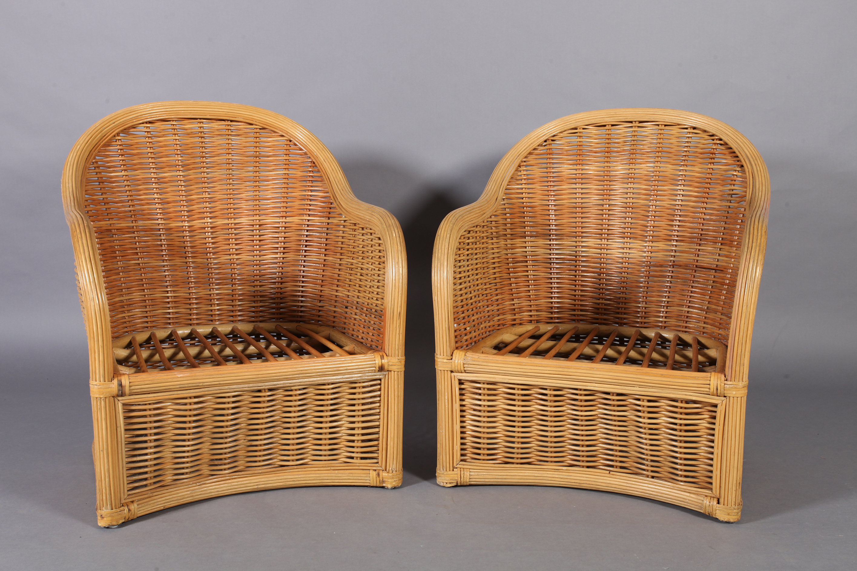 A pair of wicker elbow chairs with loose cushions - Image 5 of 5