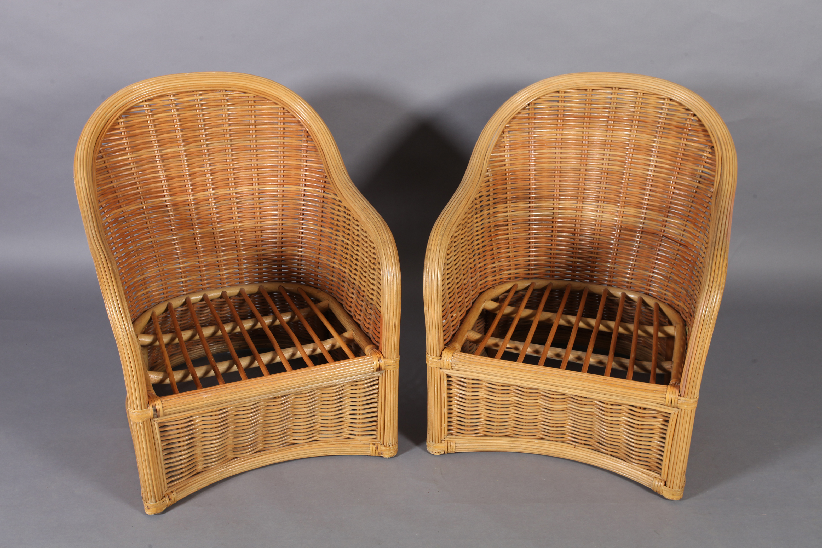 A pair of wicker elbow chairs with loose cushions - Image 4 of 5