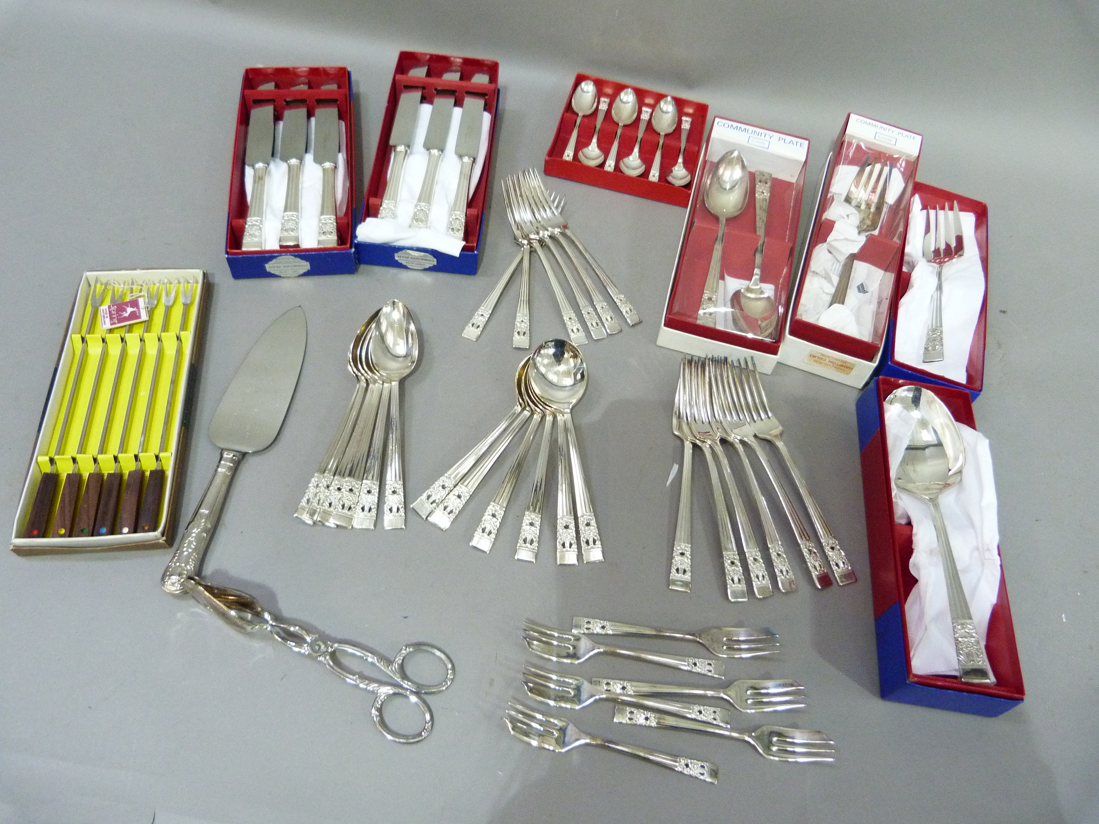 A part suite EPNS community plate cutlery in boxes comprising, six table knives, six table forks, - Image 2 of 4