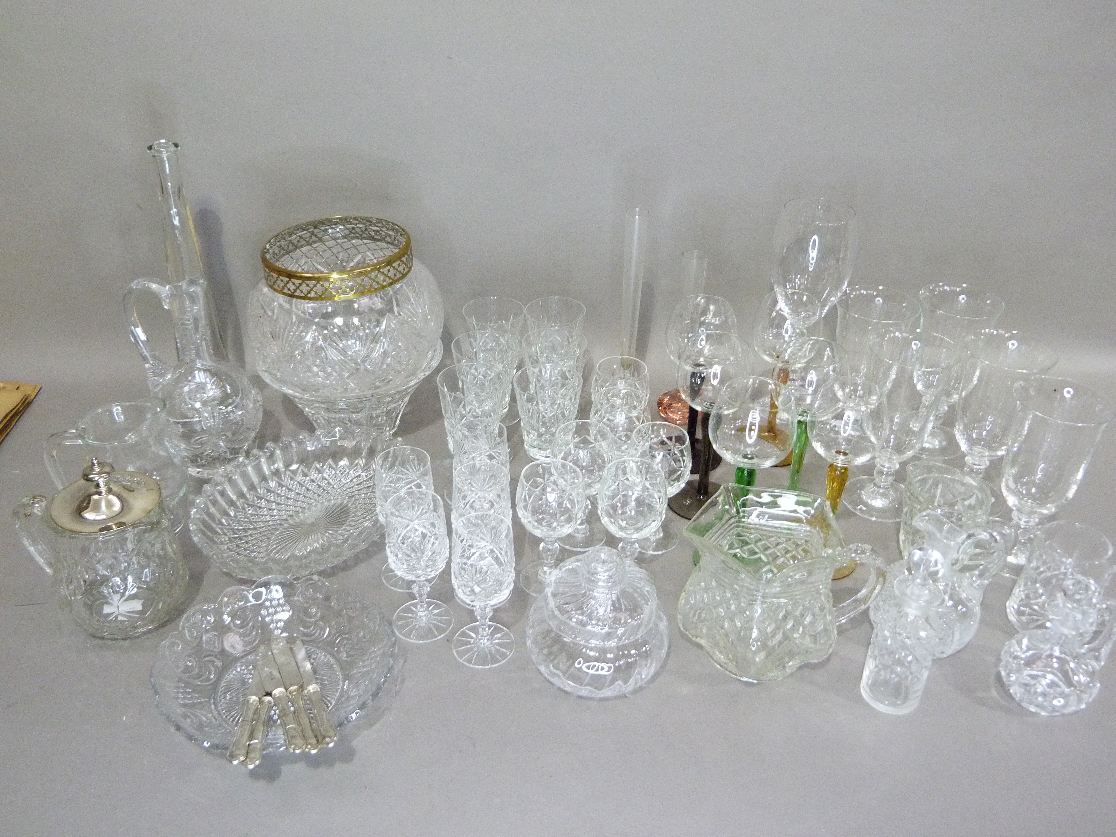 A quantity of cut and plain glassware including harlequin hocks, cut glass rose bowl, vases etc - Image 6 of 6