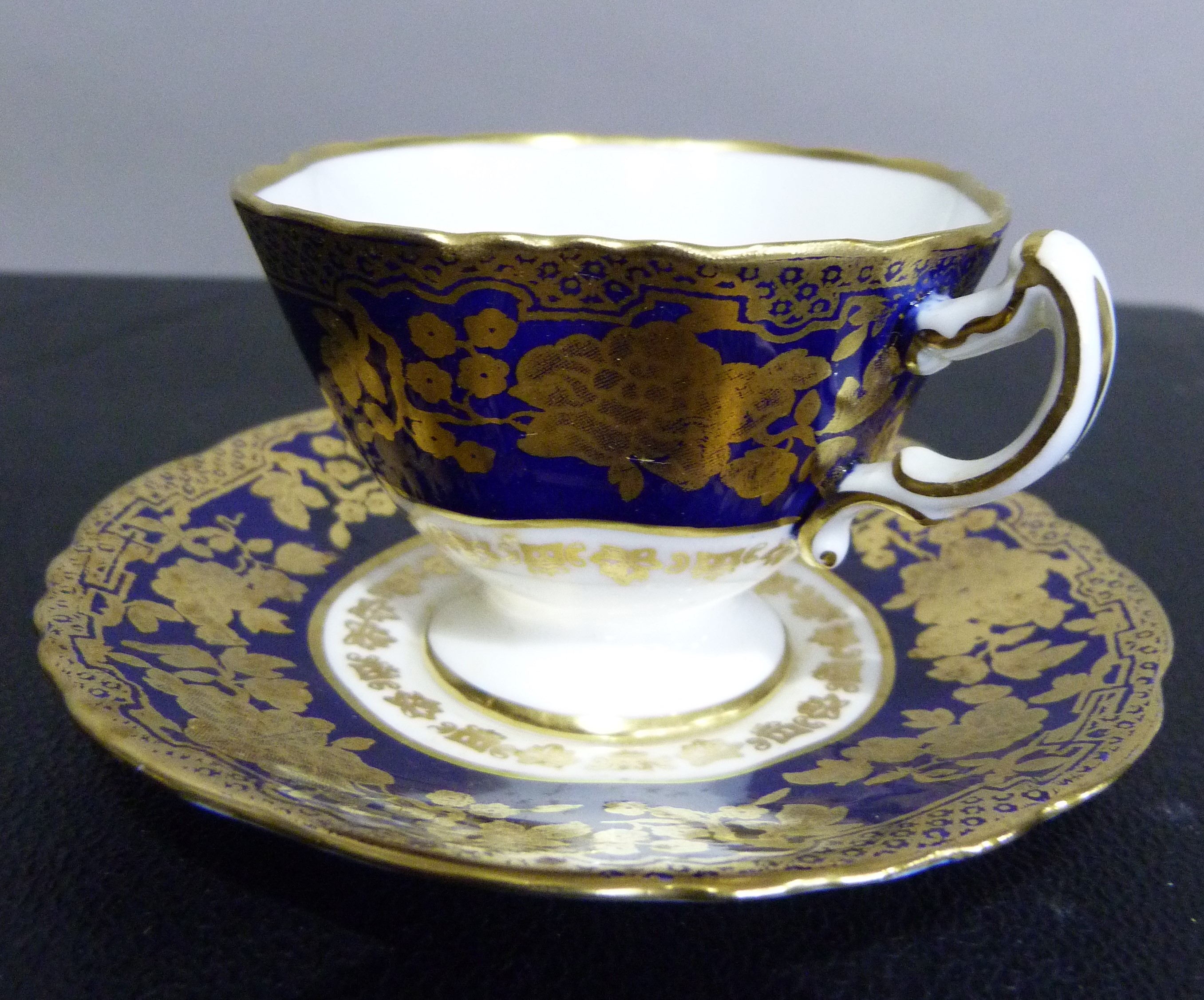 A set of six Hammersley china tea cups and saucers decorated in dark blue and gilt on a white - Image 7 of 9