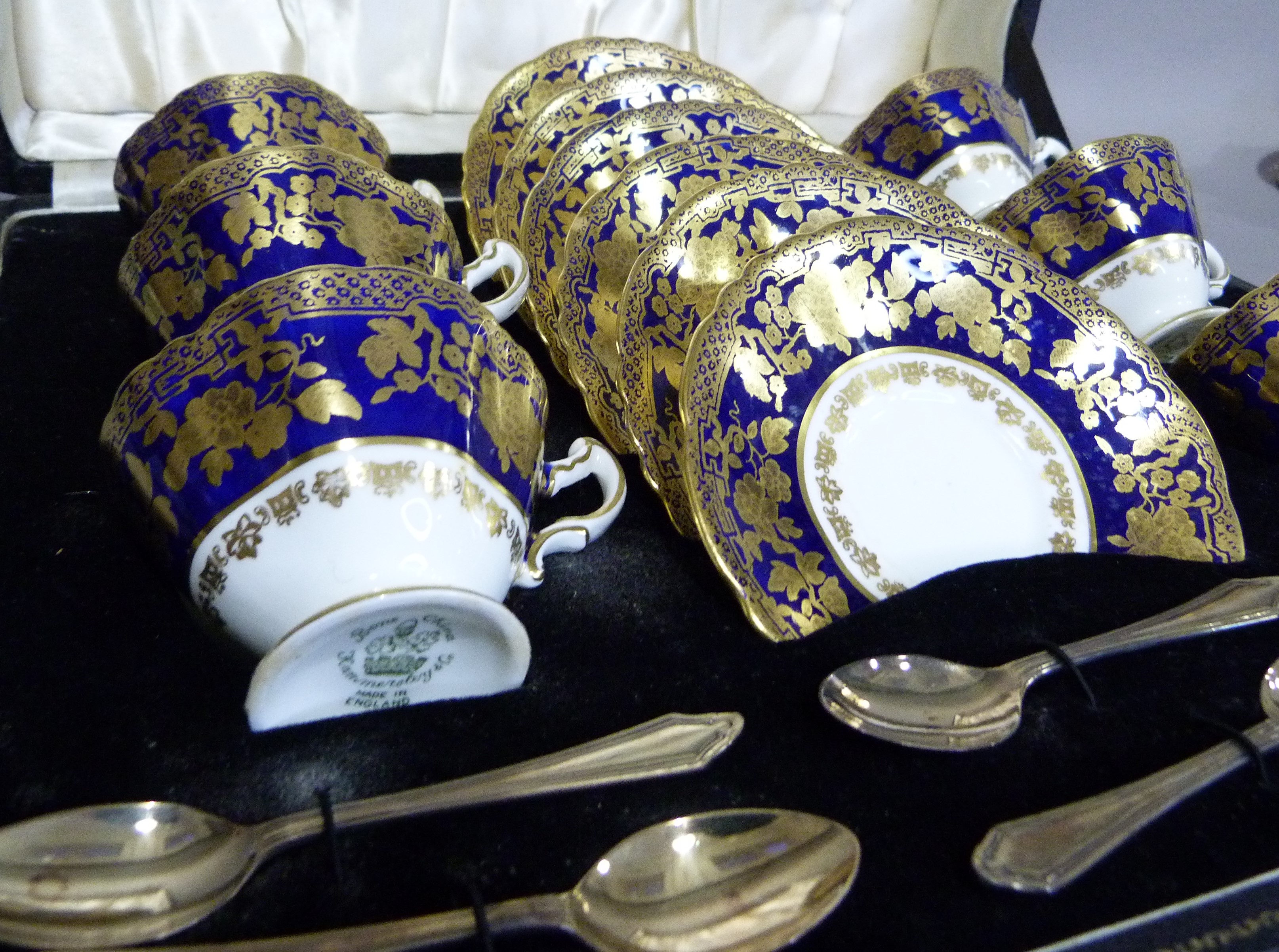 A set of six Hammersley china tea cups and saucers decorated in dark blue and gilt on a white - Image 4 of 9