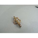 A Victorian lovers' bar brooch in 9ct gold, the bamboo open heart pierced by a similar bar with