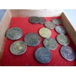 Cigar box containing 13 brass replicas/copies of mainly sovereigns and guineas