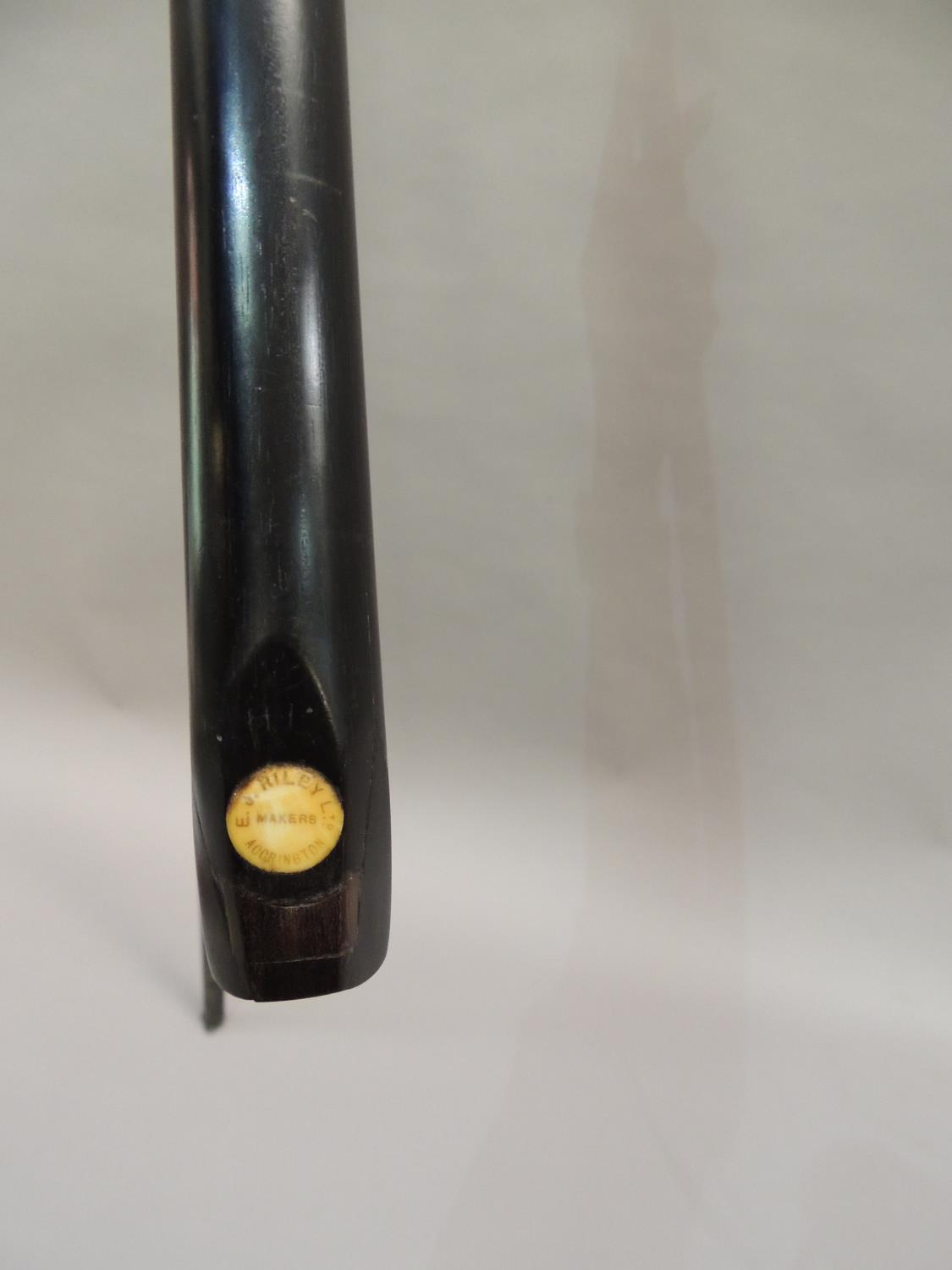 A vintage Riley, Accrington, 16oz snooker cue contained within a black Japanned metal cue case - Image 2 of 2