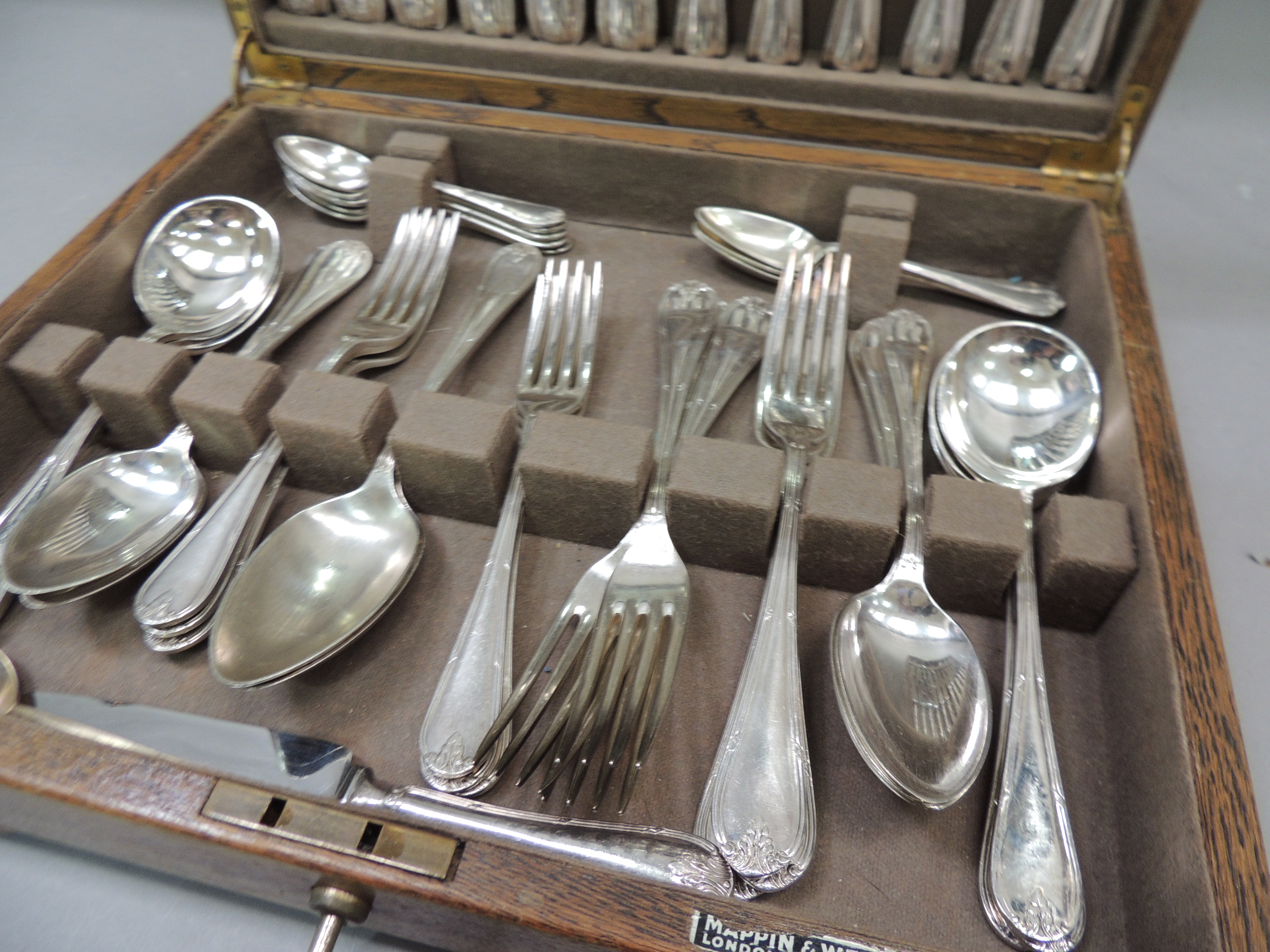 A quantity of Mappin and Webb silver plated table cutlery in oak canteen - Image 3 of 3