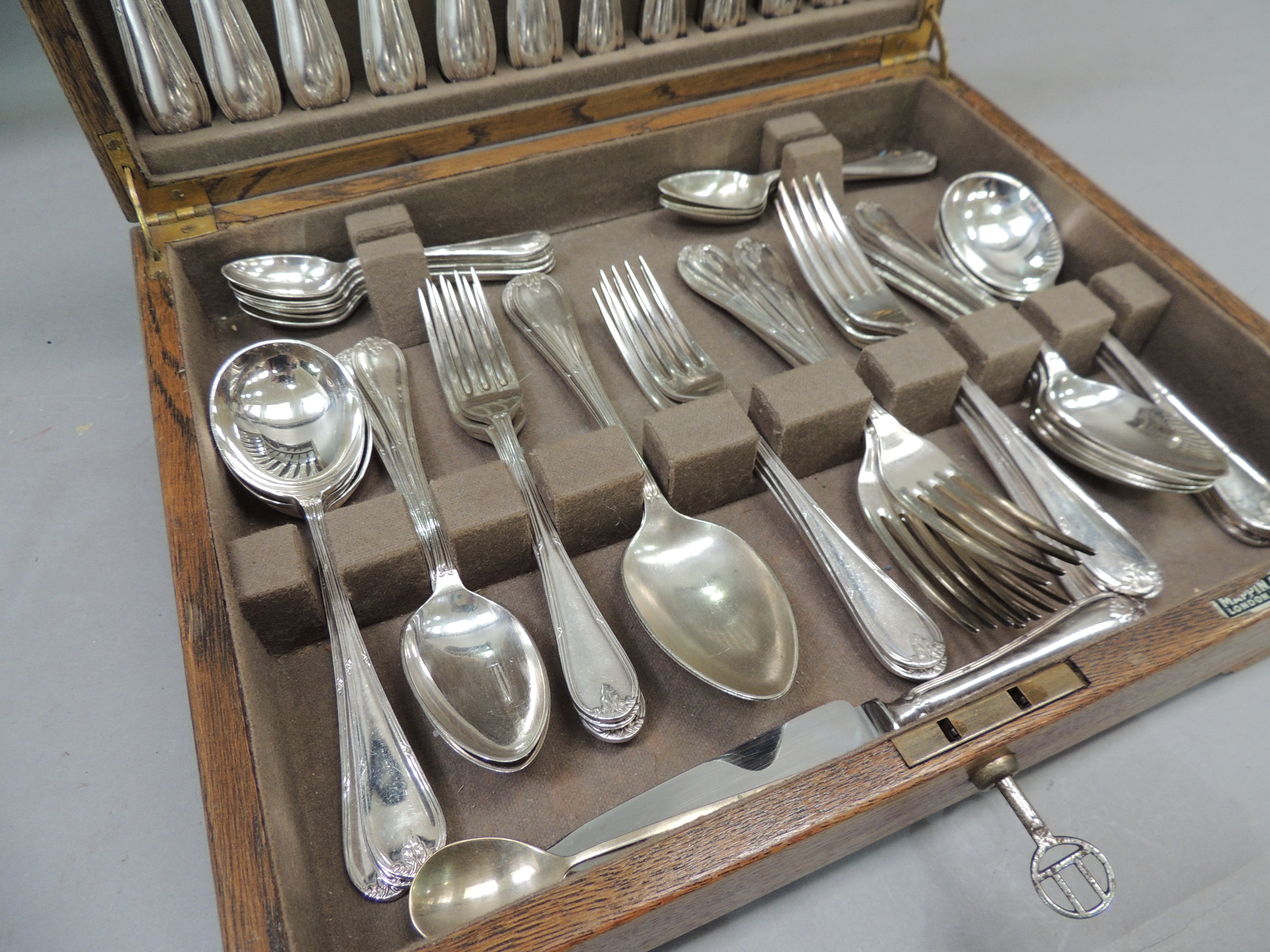 A quantity of Mappin and Webb silver plated table cutlery in oak canteen - Image 2 of 3