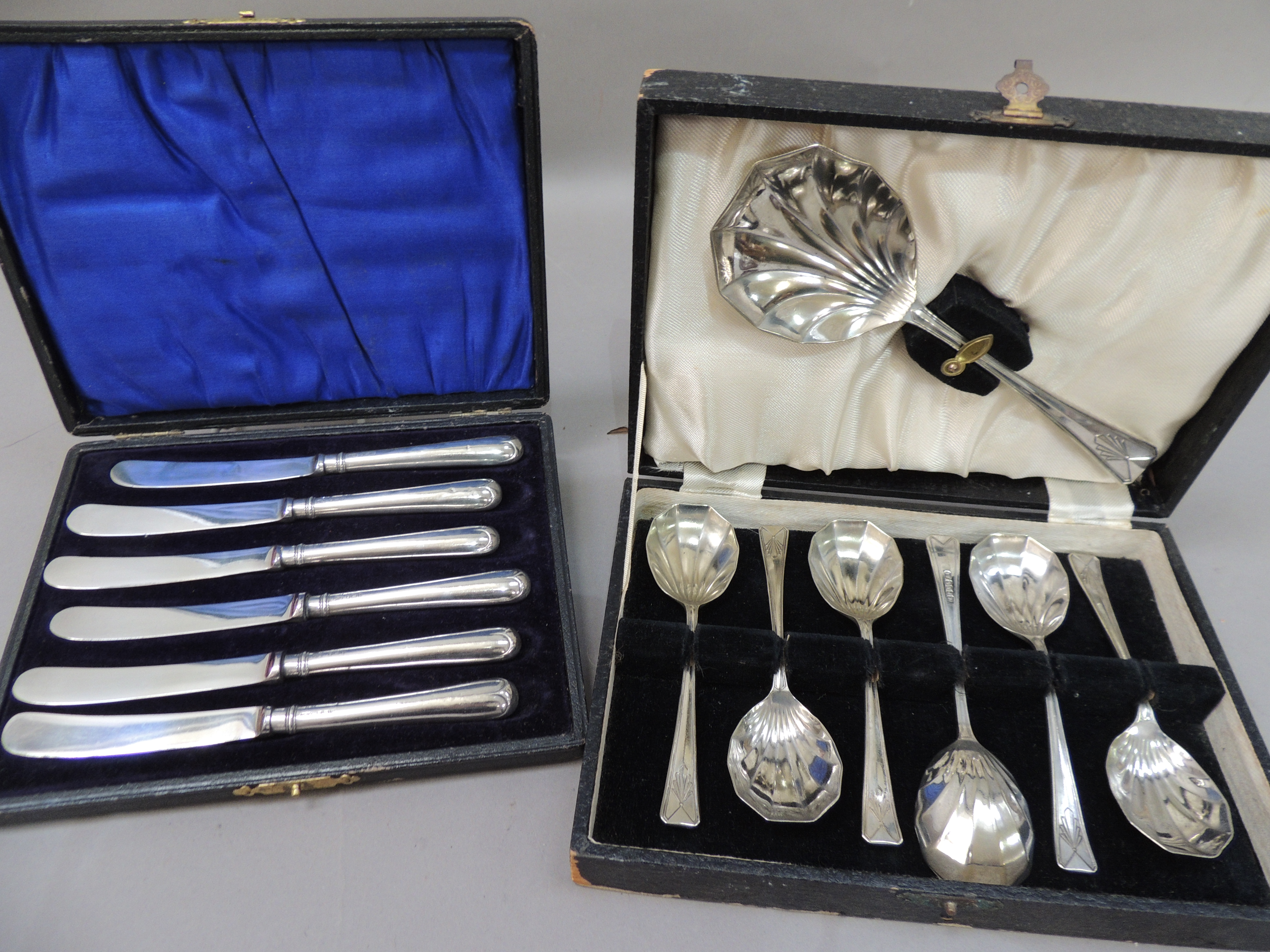 A set of six silver handled tea knives, together with a set of EPNS fruit spoons and server