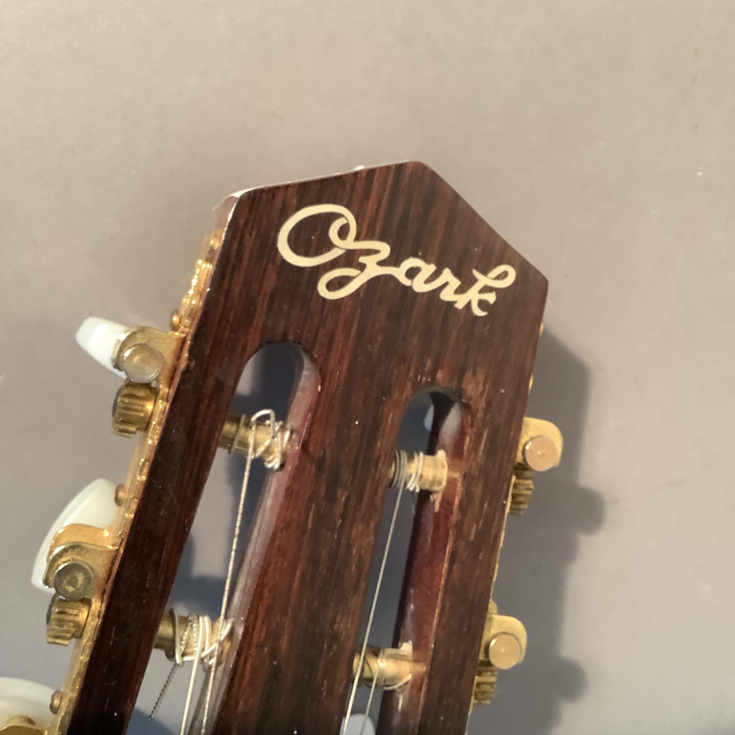 An Ozark gypsy guitar with 'D' sound hole, no.3513, with mahogany neck, rosewood fingerboard, gold - Image 5 of 6