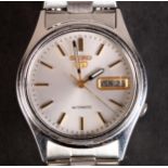 A SEIKO 5 GENTLEMAN'S DAY DATE AUTOMATIC WRISTWATCH c.1985 in stainless steel case No. 598447V