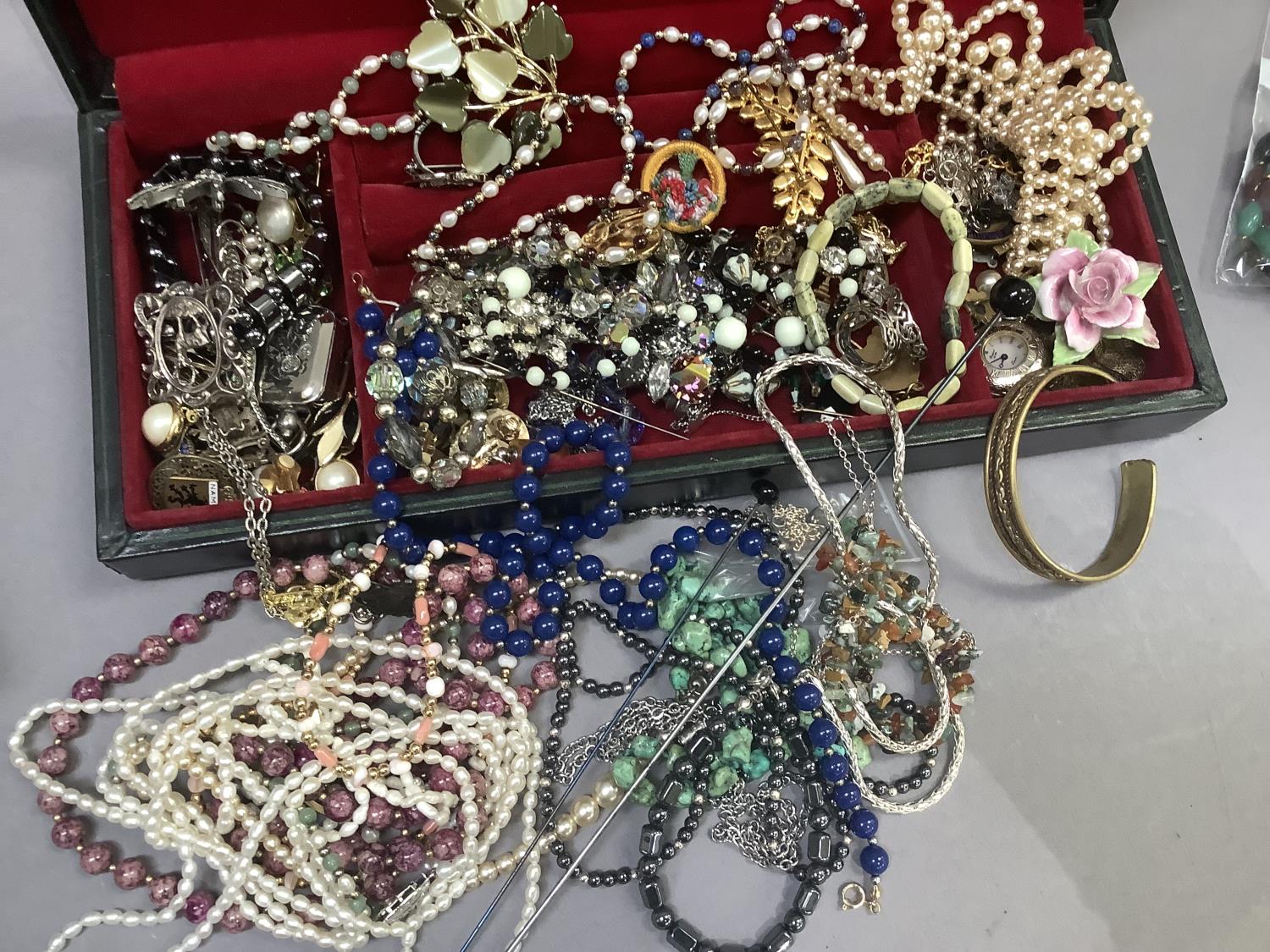 A collection of costume jewellery including necklaces, brooches, bracelets and bangles, each in a - Image 2 of 4