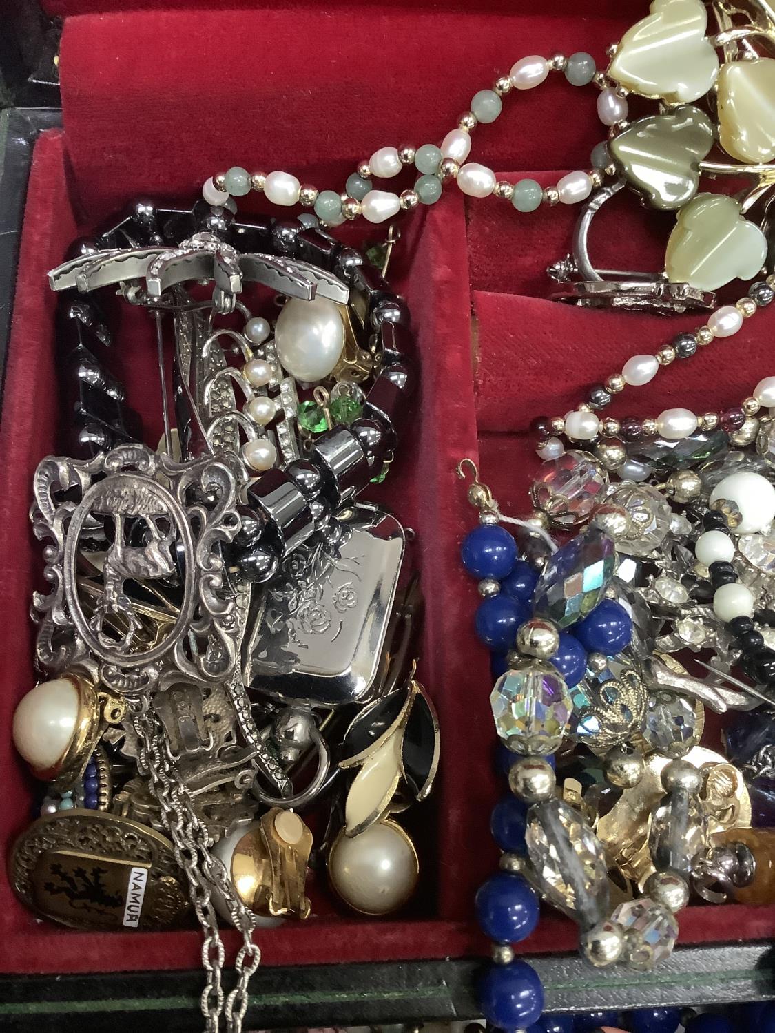 A collection of costume jewellery including necklaces, brooches, bracelets and bangles, each in a - Image 3 of 4