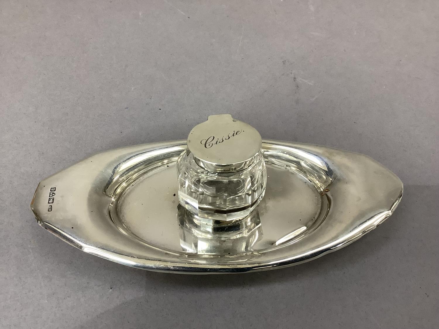 An Edward VII oval silver inkstand, the centre with collar fitted cut glass well with hinged - Image 5 of 5