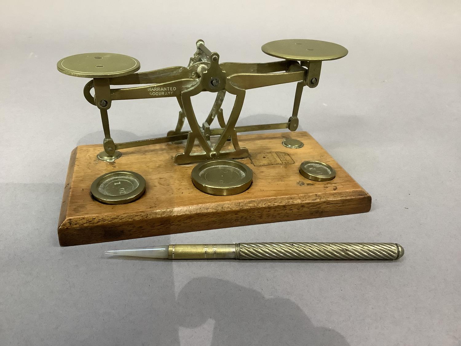 An Edwardian mahogany and brass set of postal scales with weights for 0.5oz, 1oz and 2oz together - Image 3 of 3