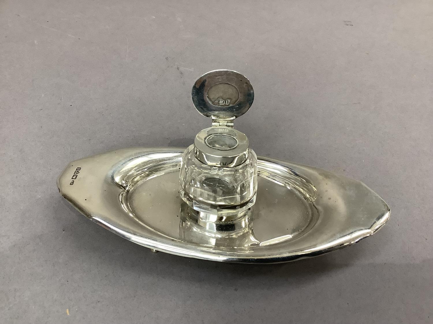 An Edward VII oval silver inkstand, the centre with collar fitted cut glass well with hinged - Image 4 of 5