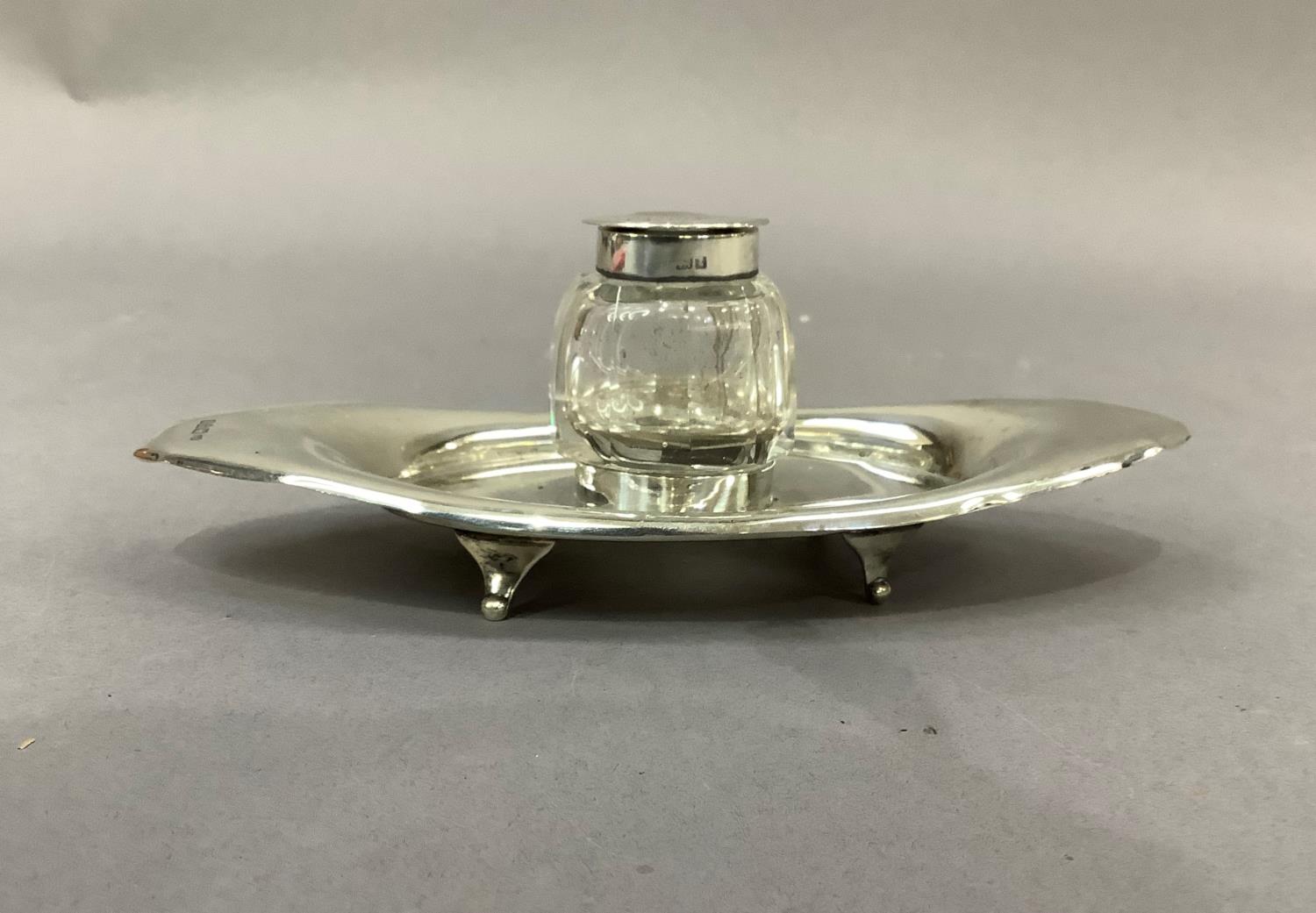An Edward VII oval silver inkstand, the centre with collar fitted cut glass well with hinged - Image 2 of 5