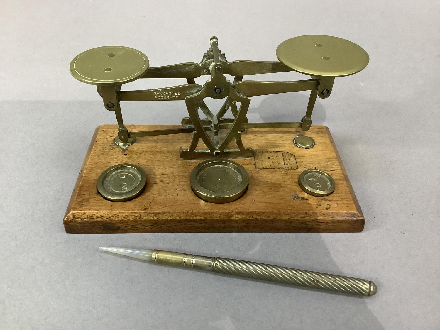 An Edwardian mahogany and brass set of postal scales with weights for 0.5oz, 1oz and 2oz together - Image 2 of 3