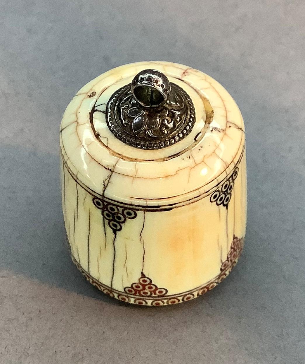 Of sewing interest: A 19th century Vizagapatam ivory and white metal bobbin and thread holder, the - Image 2 of 3