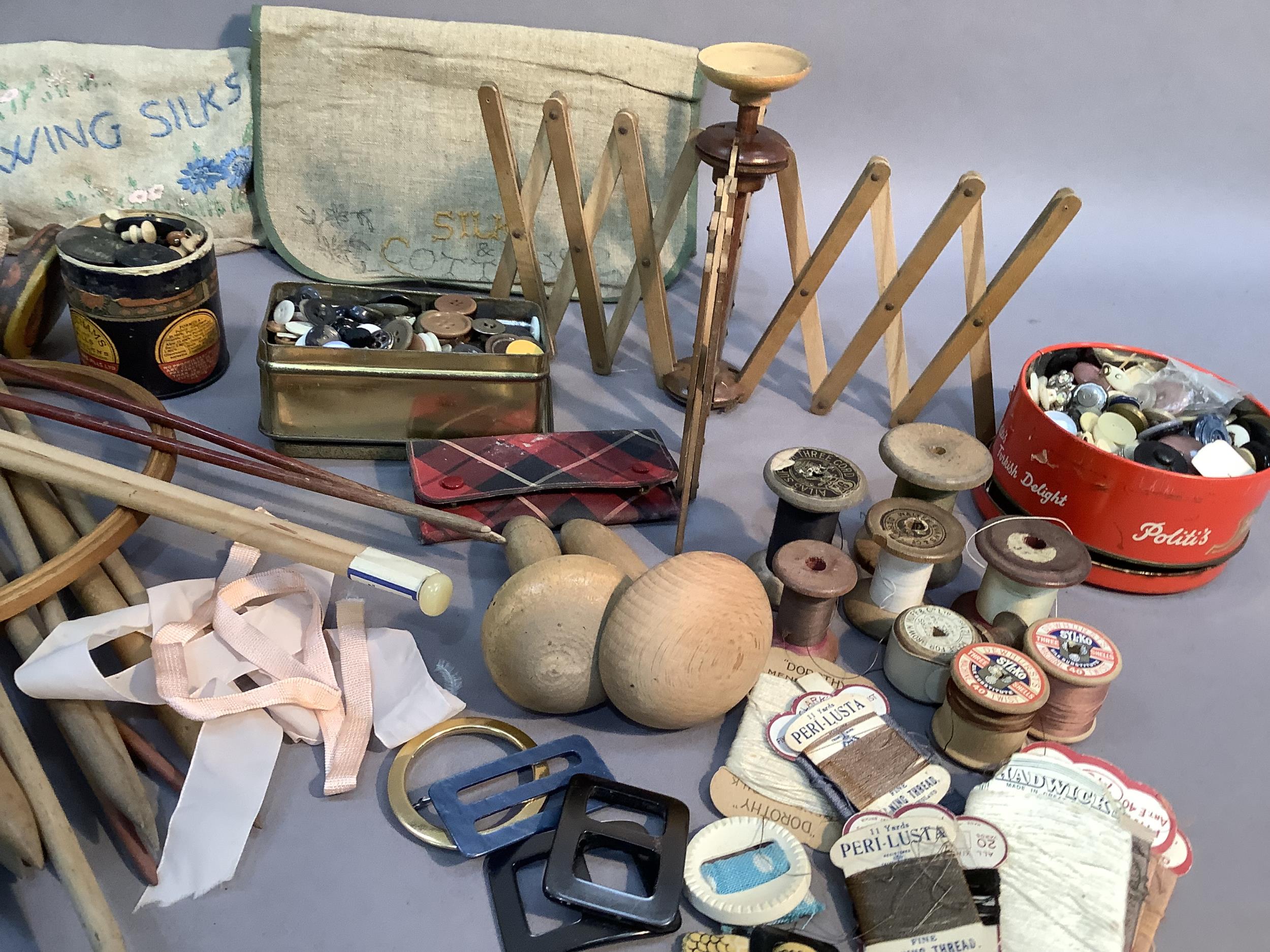 A box of vintage haberdashery including buttons, threads, darning mushrooms and a cat's cradle and - Image 3 of 3