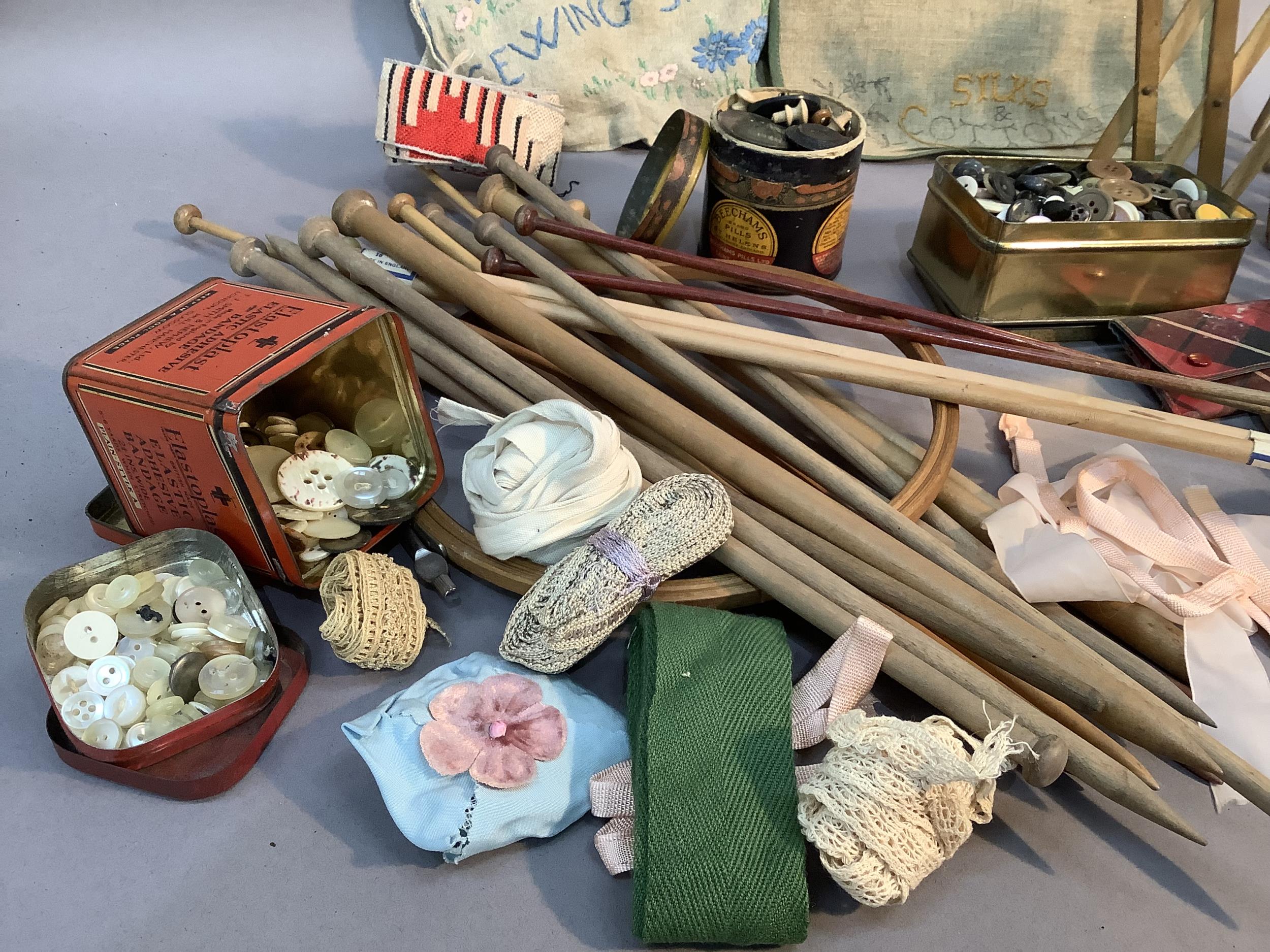 A box of vintage haberdashery including buttons, threads, darning mushrooms and a cat's cradle and - Image 2 of 3