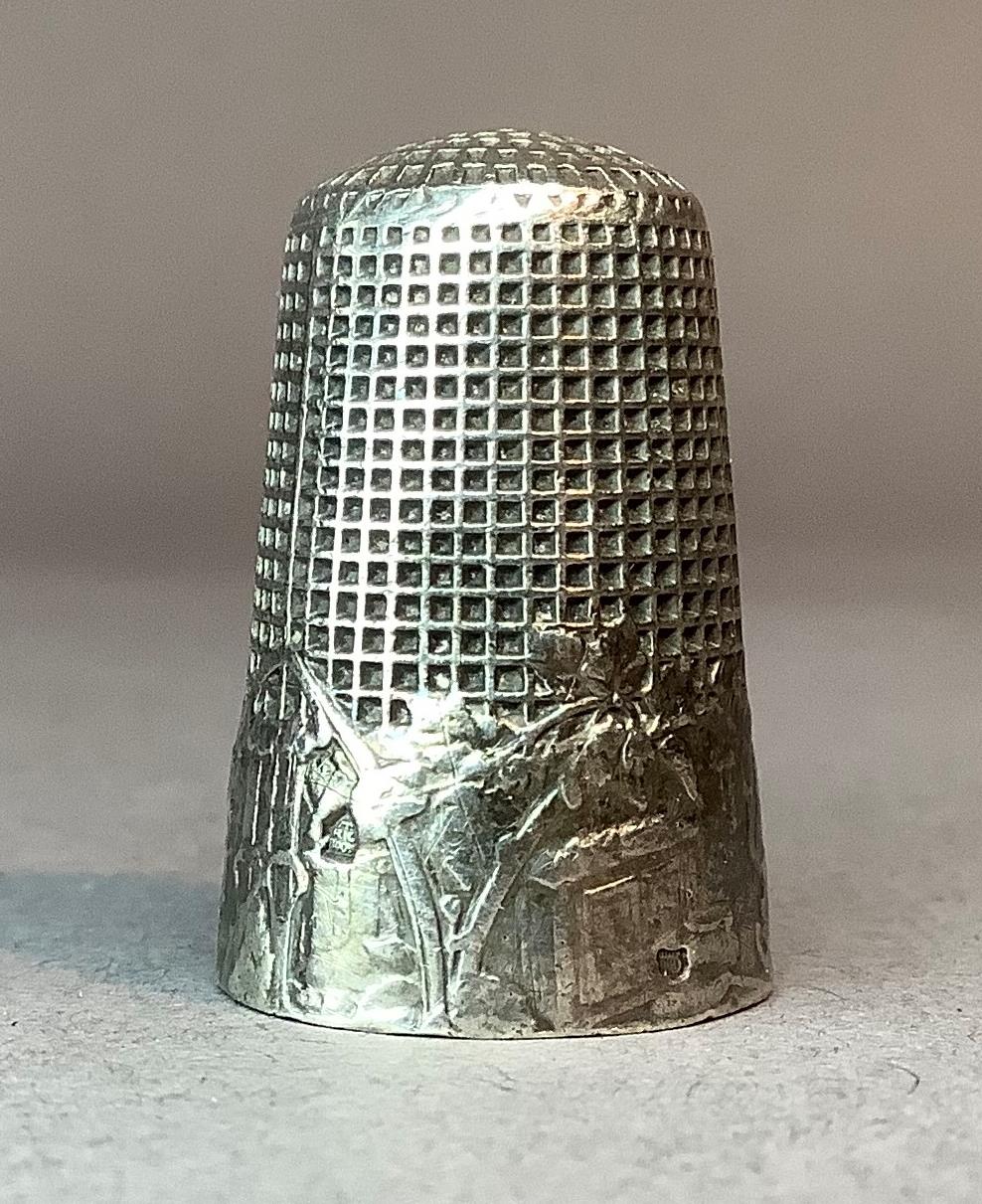 Of sewing interest - a Dutch silver fable thimble embossed with monkeys sitting beside a - Image 6 of 6