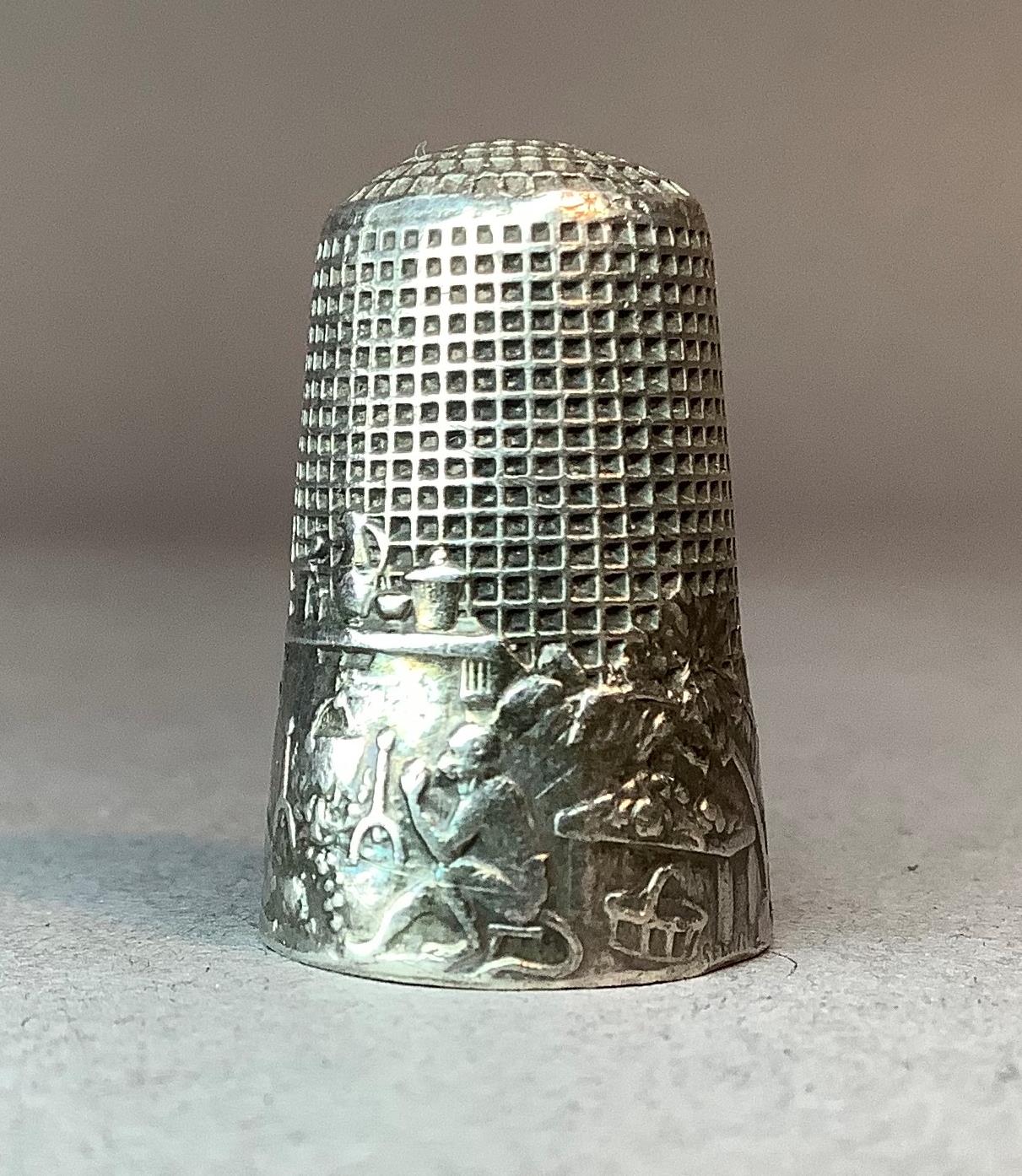 Of sewing interest - a Dutch silver fable thimble embossed with monkeys sitting beside a - Image 3 of 6