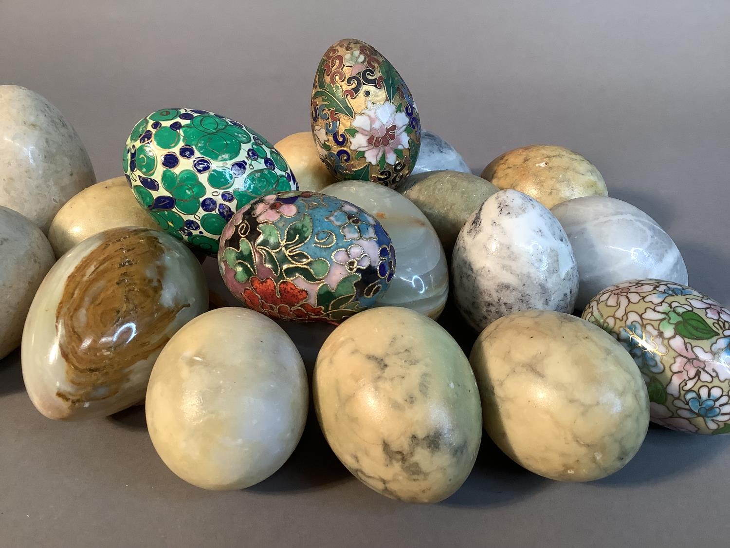 A small collection of alabaster, marble, onyx, enamelled and papier maché eggs - Image 4 of 4