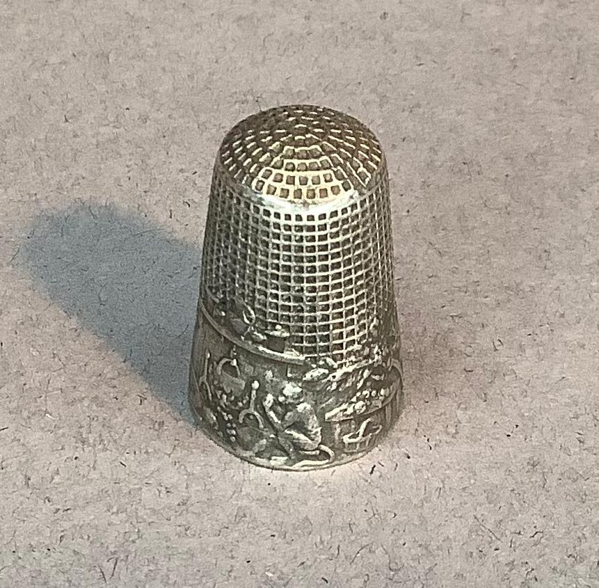 Of sewing interest - a Dutch silver fable thimble embossed with monkeys sitting beside a - Image 2 of 6