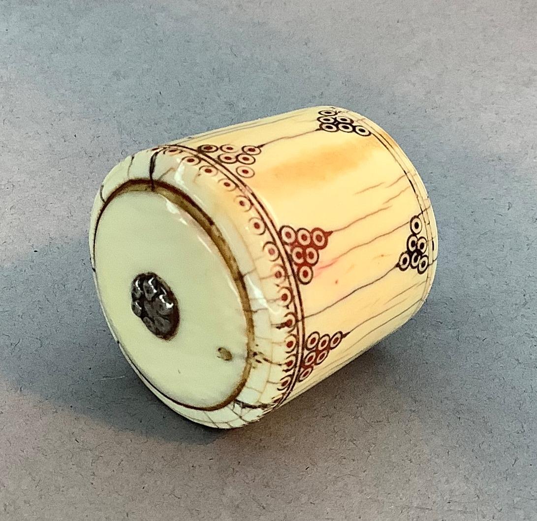 Of sewing interest: A 19th century Vizagapatam ivory and white metal bobbin and thread holder, the - Image 3 of 3