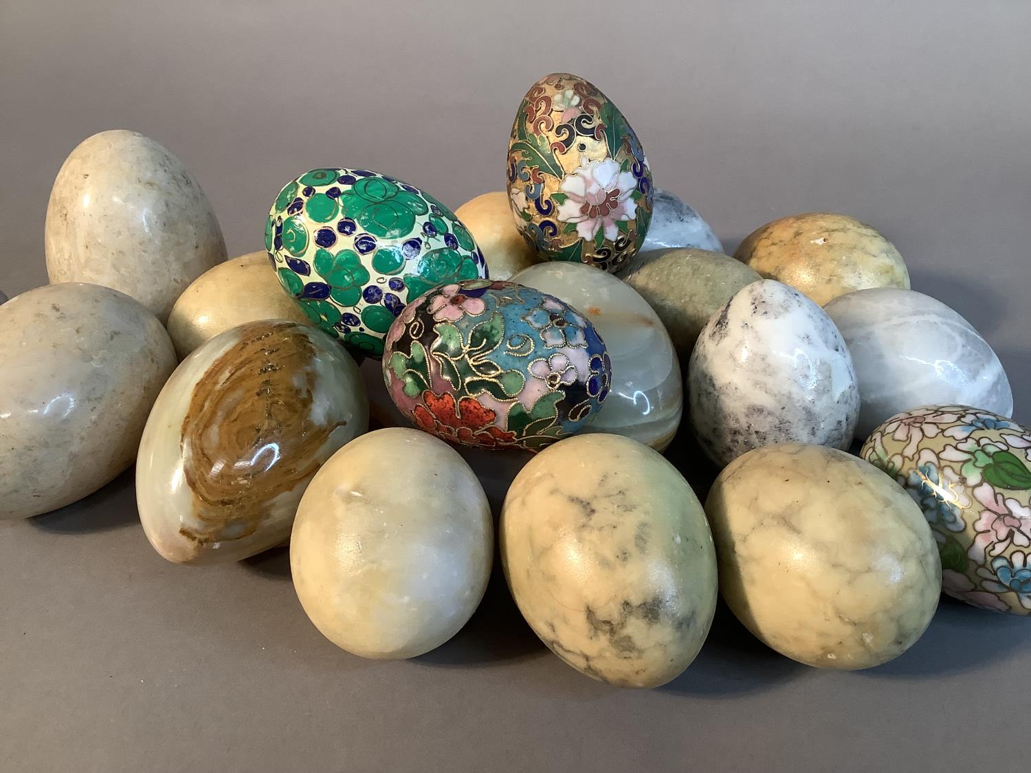 A small collection of alabaster, marble, onyx, enamelled and papier maché eggs - Image 3 of 4