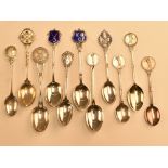 19x assorted hallmarked silver golf spoons – with assorted designs and hallmarks incl