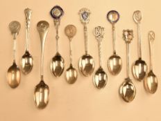 22x assorted hallmarked silver golf spoons – with assorted designs and hallmarks incl Davenport Golf