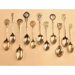 22x assorted hallmarked silver golf spoons – with assorted designs and hallmarks incl Davenport Golf