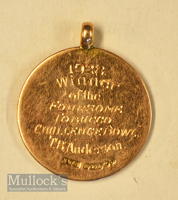 1928 Tobacco Challenge Bowl 9ct gold winners golf medal – with embossed Vic men’s golfing scene to - Image 2 of 2