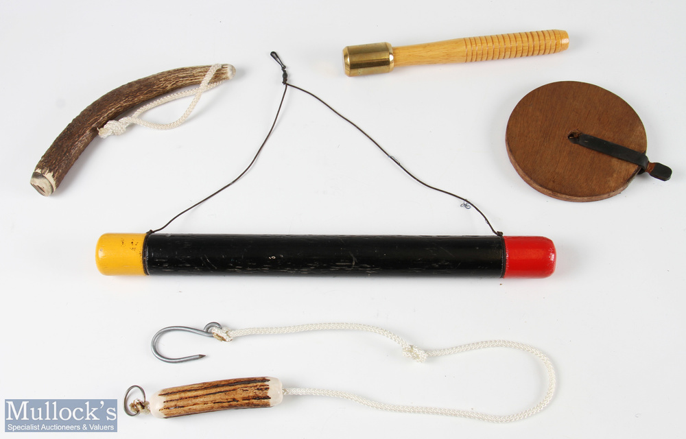 Mixed Fishing Accessories (5) – 2x wooden tacker releaser’s, brass topped priest, filled stag horn