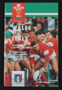 Autographs, Wales & Italy Rugby Teams, 1994 (31): Match programme neatly signed by the vast majority