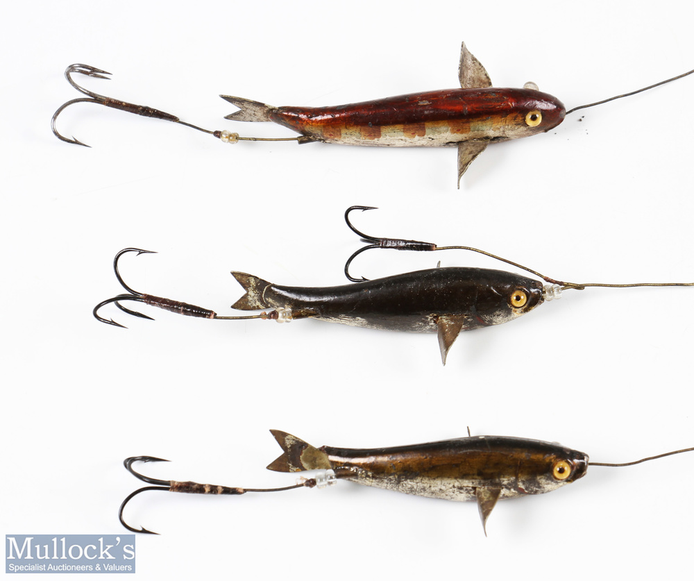Early amber glass eye gutta percha Caledonia style baits features 3 ¼" example with gilt tail and - Image 2 of 2