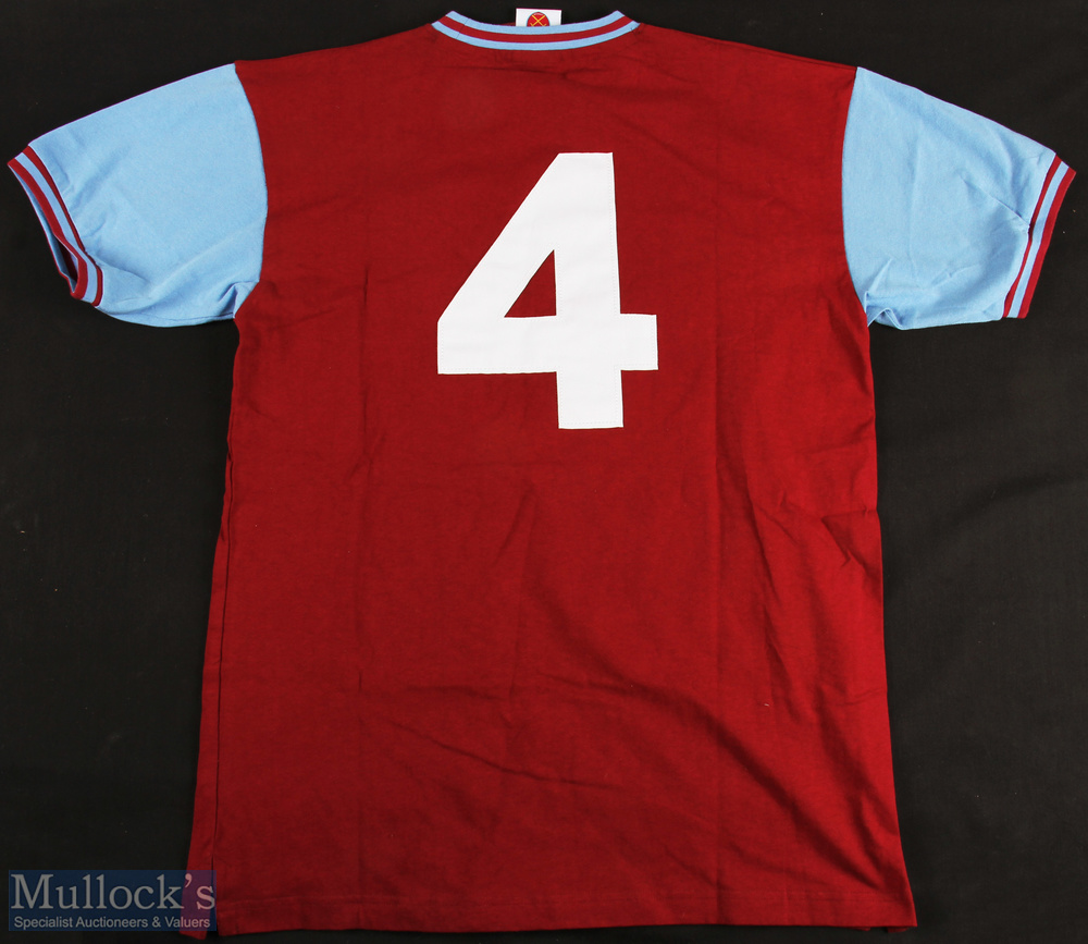 Multi-Signed 1975 West Ham United retro replica Football Shirt with signatures in ink to front - Image 3 of 3