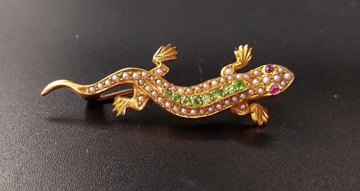 UNUSUAL GEM AND SEED PEARL SET LIZARD BROOCH with green gemstones and seed pearls to the body and