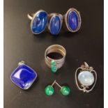 GOOD SELECTION OF LAPIS LAZULI, MALACHITE, MOONSTONE AND OTHER STONE SET SILVER JEWELLERY