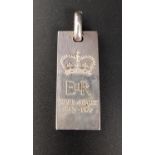 HEAVY SILVER INGOT PENDANT to commemorated the Silver Jubilee 1952 - 1977, the reverse with hall