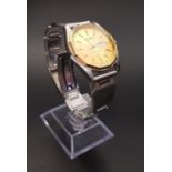 BULOVA MARINE STAR WRIST WATCH with a circular stainless steel case and gold coloured dial with