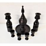 LIGNUM VITAE TRAVELLING COMMUNIUM SET comprising four beakers, 7.5cm high, a pair of turned