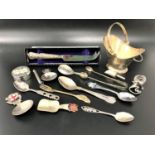 SELECTION OF SILVER AND SILVER PLATED ITEMS including a silver handled cheese knife, a silver gilt