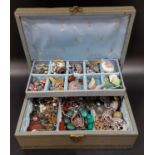 GOOD SELECTION OF VINTAGE COSTUME JEWELLERY including various stone and enamel decorated brooches, a