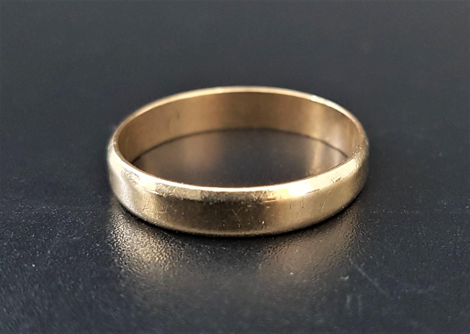 NINE CARAT GOLD WEDDING BAND ring size U and approximately 2.3 grams