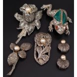 SELECTION OF MARCASITE SET SILVER JEWELLERY including a stone set frog brooch, two flower design